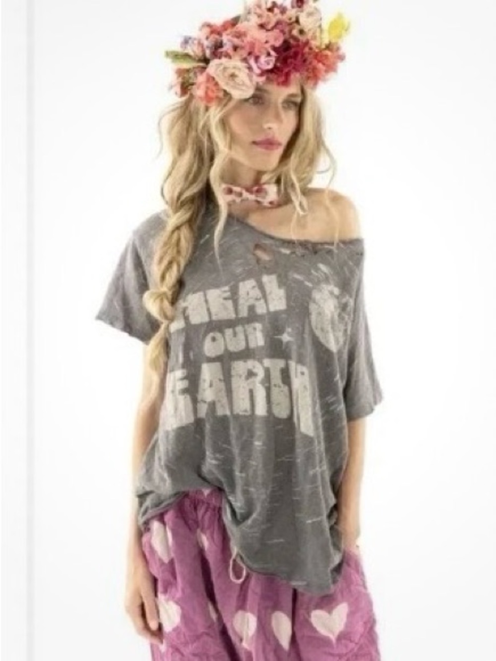 Magnolia Pearl boho Washed Gray Off-Shoulder Graphic Women’s Tee